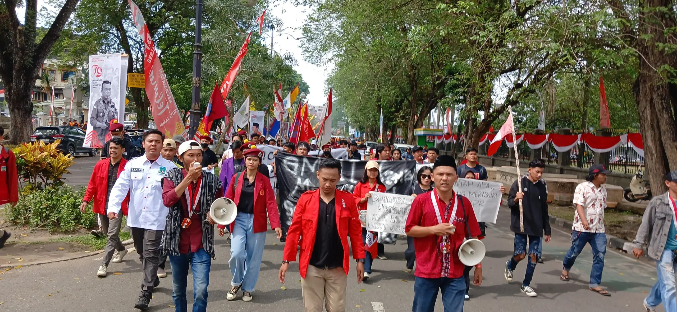 Para demonstran saat beriringan menuju kantor DPRD Provinsi Jambi (DETAIL/Jorgi)