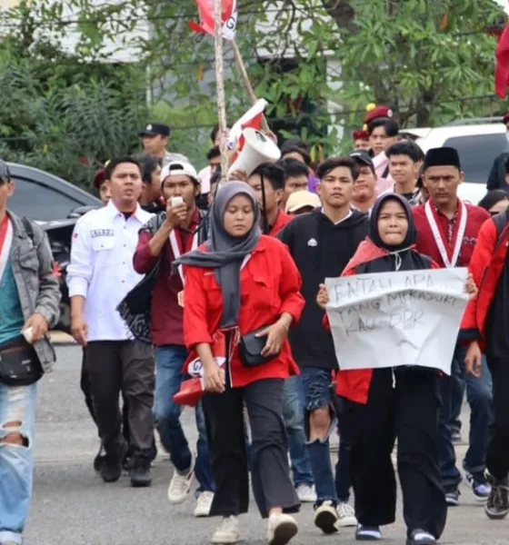 GMNI Jambi dan organisasi lainnya saat aksi unjuk rasa (ist)