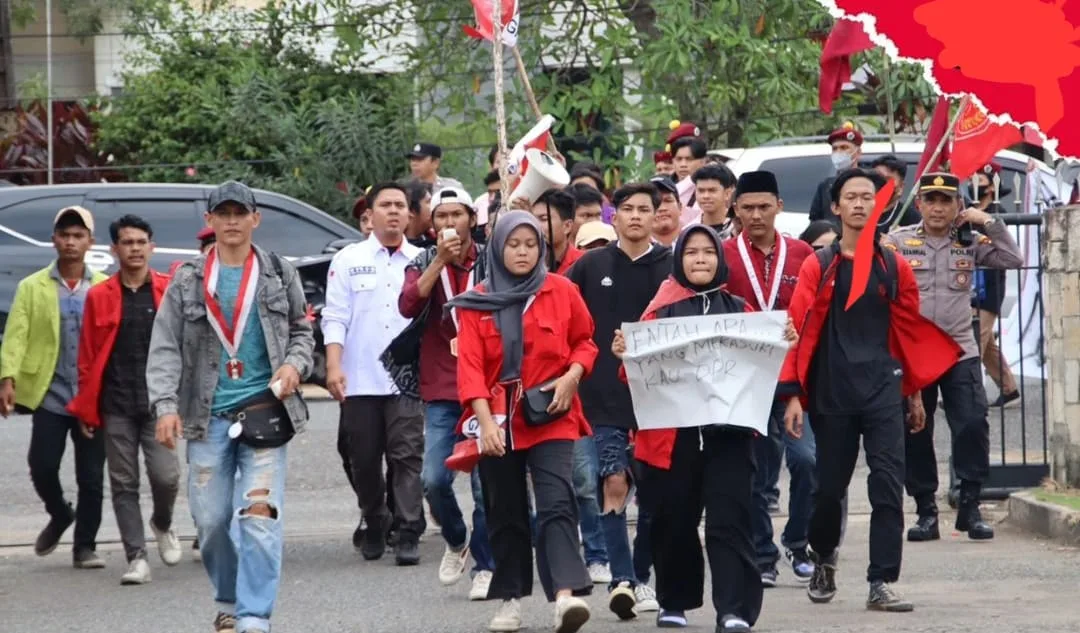 GMNI Jambi dan organisasi lainnya saat aksi unjuk rasa (ist)