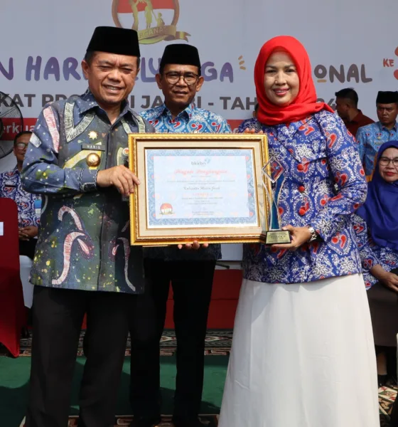 Gubernur Jambi, Al Haris saat menerima penghargaan dari BKKBN pusat. (DETAIL/ist)