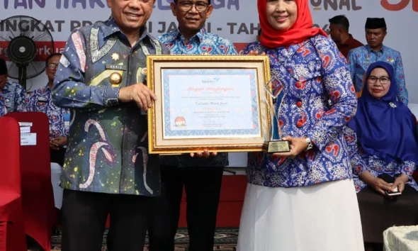 Gubernur Jambi, Al Haris saat menerima penghargaan dari BKKBN pusat. (DETAIL/ist)