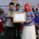 Gubernur Jambi, Al Haris saat menerima penghargaan dari BKKBN pusat. (DETAIL/ist)