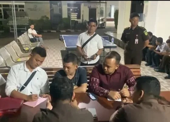 Penyerahan tersangka dan barang bukti kepada Jaksa. (ist)