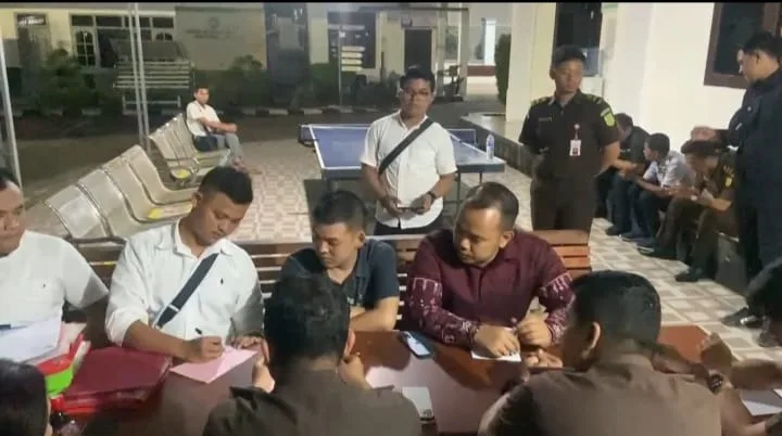 Penyerahan tersangka dan barang bukti kepada Jaksa. (ist)
