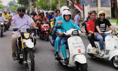 Al Haris membonceng Abdullah Sani berkendara vespa datangi KPU Provinsi Jambi. (ist)