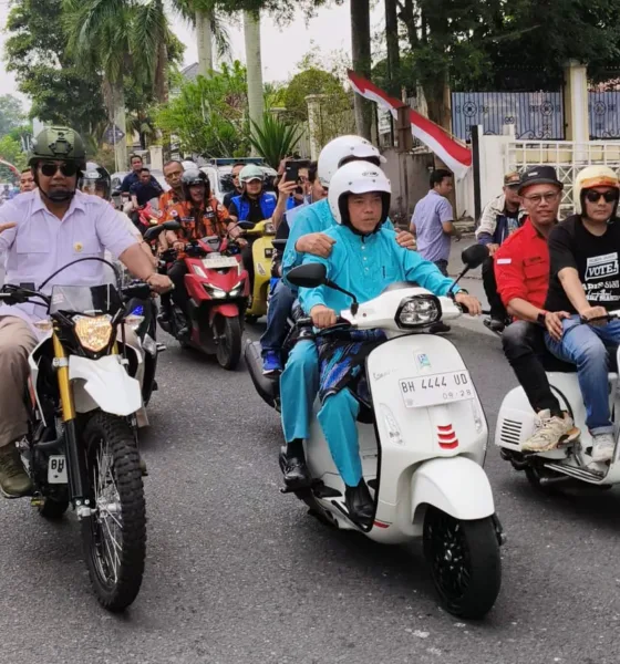 Al Haris membonceng Abdullah Sani berkendara vespa datangi KPU Provinsi Jambi. (ist)