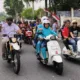 Al Haris membonceng Abdullah Sani berkendara vespa datangi KPU Provinsi Jambi. (ist)
