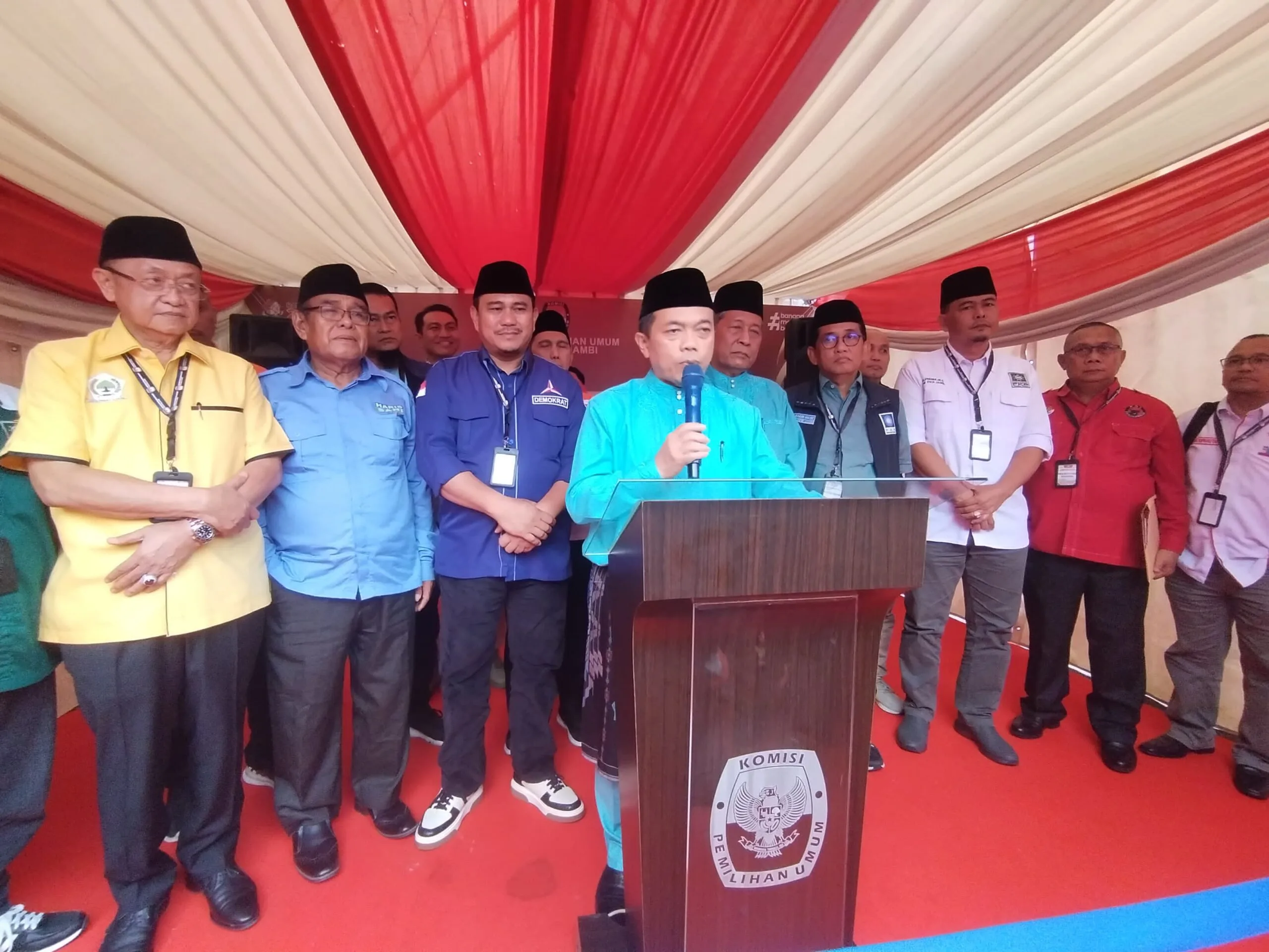 Gubernur Al Haris saat konferensi pers (DETAIL/Jorgi)