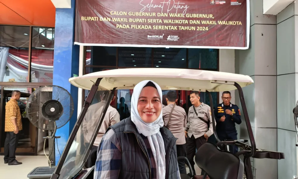 Ketua KPU Kabupaten Tebo, Atiul Fuadiah, SH., MH., saat di RS Bhayangkara Jambi. (DETAIL/Hary)