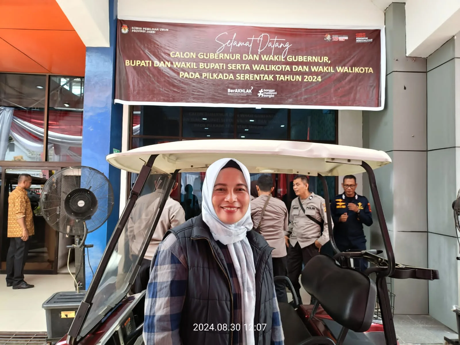 Ketua KPU Kabupaten Tebo, Atiul Fuadiah, SH., MH., saat di RS Bhayangkara Jambi. (DETAIL/Hary)