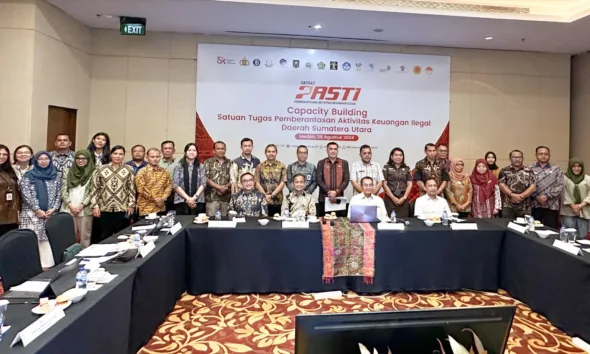 OJK dan Satgas PASTI Sumut berfoto bersama di sela-sela acara diskusi untuk mencegah aktivitas keuangan yang ilegal. (ist)