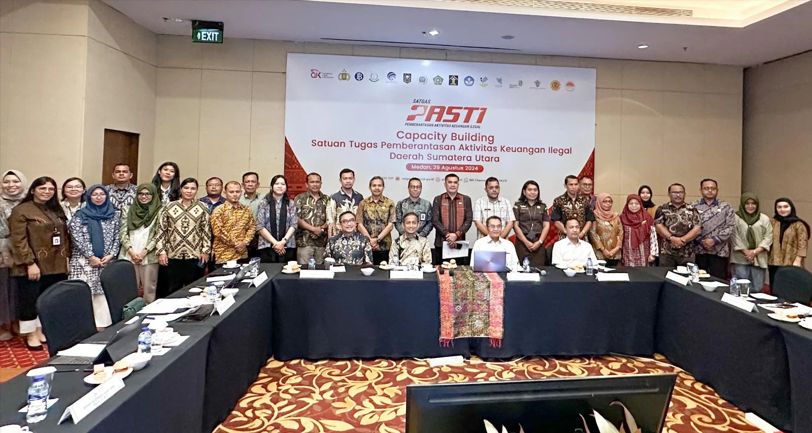 OJK dan Satgas PASTI Sumut berfoto bersama di sela-sela acara diskusi untuk mencegah aktivitas keuangan yang ilegal. (ist)