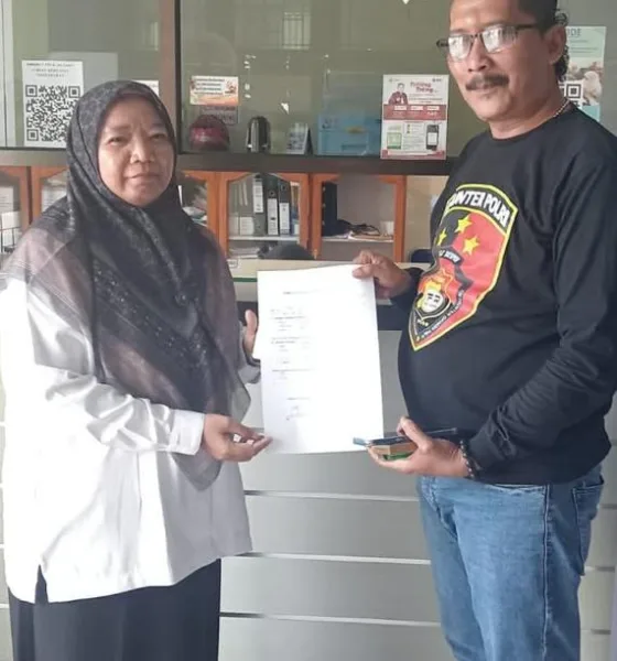 Salah satu warga Tempino, Donal saat membuat laporan pengaduan ke DLH Provinsi Jambi. (koleksi pribadi)