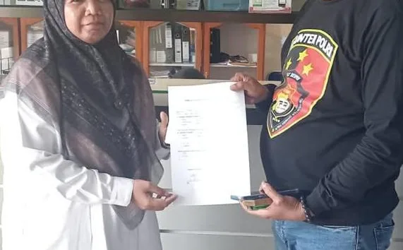 Salah satu warga Tempino, Donal saat membuat laporan pengaduan ke DLH Provinsi Jambi. (koleksi pribadi)