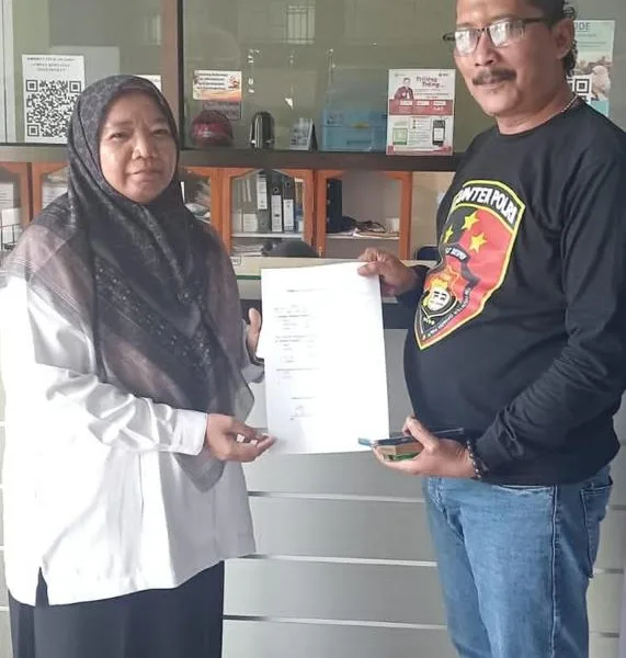 Salah satu warga Tempino, Donal saat membuat laporan pengaduan ke DLH Provinsi Jambi. (koleksi pribadi)