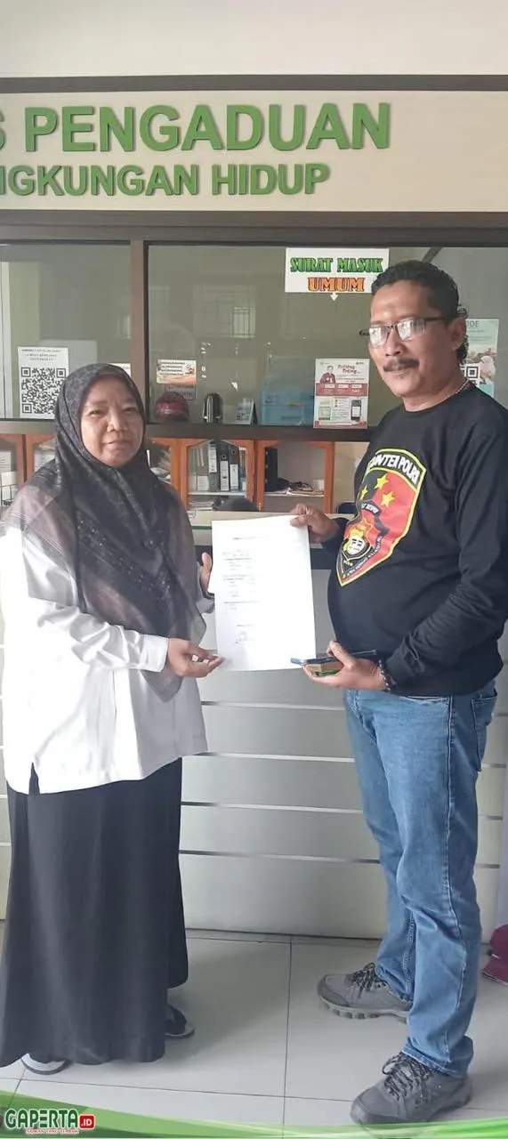 Salah satu warga Tempino, Donal saat membuat laporan pengaduan ke DLH Provinsi Jambi. (koleksi pribadi)