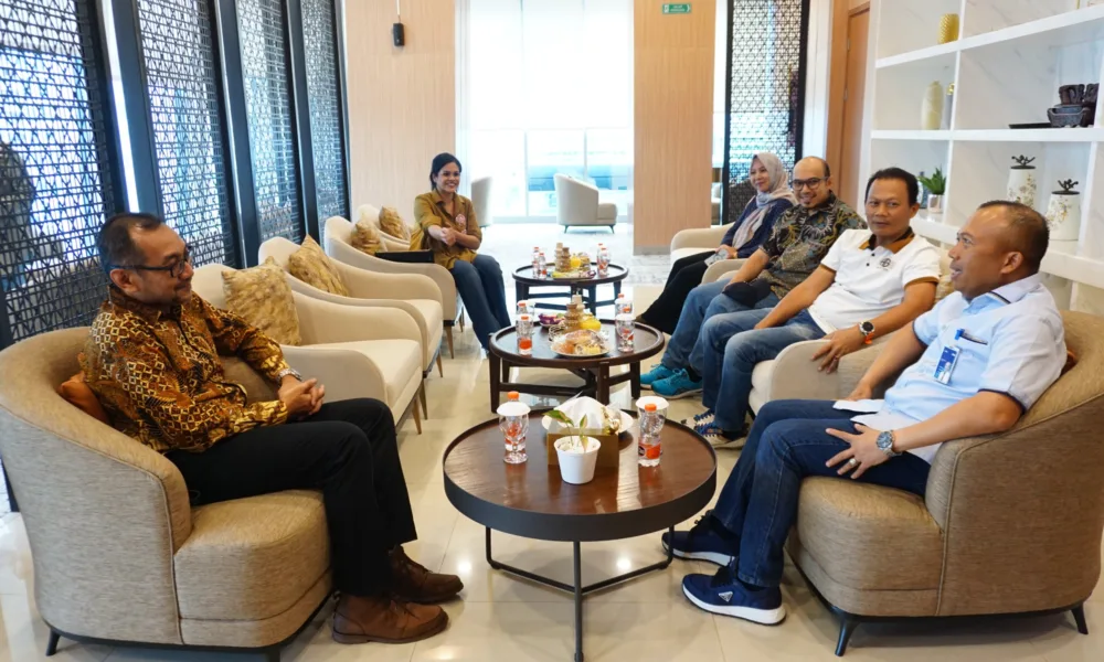 Pihak Telkom Regional 1 melakukan sejumlah kunjungan ke pelanggan, termasuk BRI, dalam rangka memperingati Hari Pelanggan Nasional (Harpelnas) 2024. (dok. Telkom Indonesia)