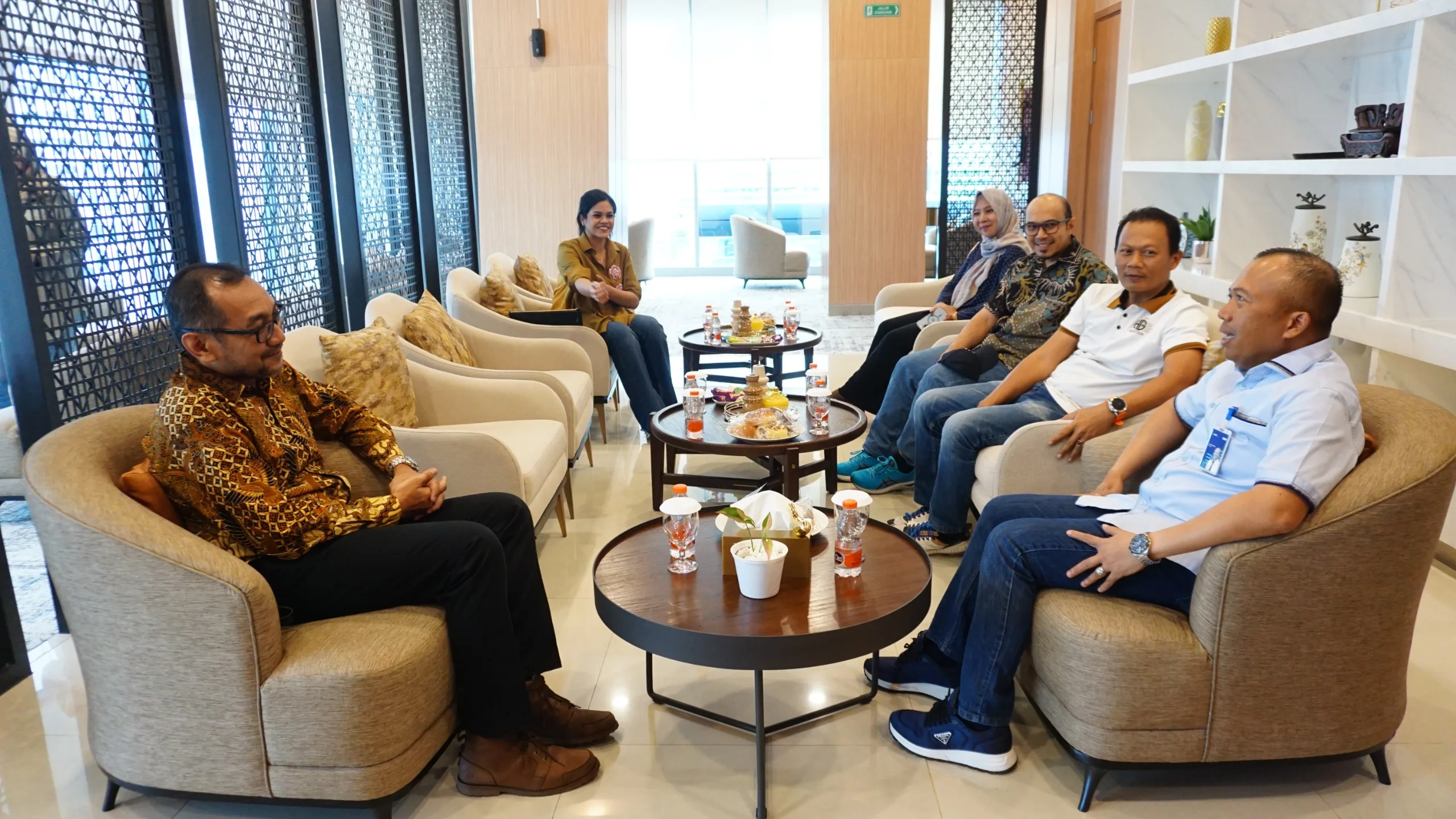 Pihak Telkom Regional 1 melakukan sejumlah kunjungan ke pelanggan, termasuk BRI, dalam rangka memperingati Hari Pelanggan Nasional (Harpelnas) 2024. (dok. Telkom Indonesia)