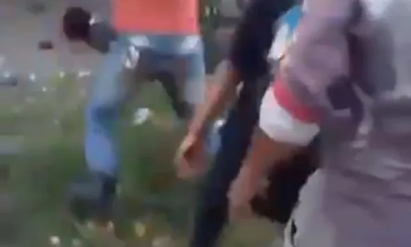 Foto tangkapan layar dari video pengeroyokan pelaku penusukan sopir truk sawit yang tewas di hakimi massa. (DETAIL/ist)