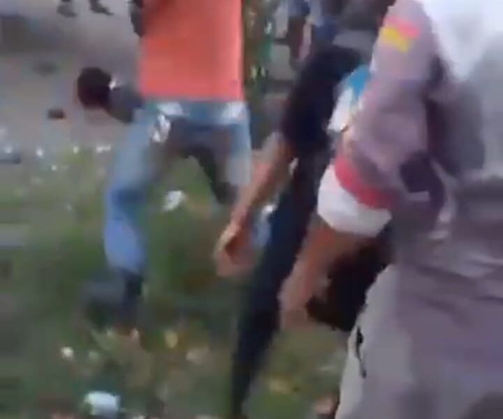 Foto tangkapan layar dari video pengeroyokan pelaku penusukan sopir truk sawit yang tewas di hakimi massa. (DETAIL/ist)