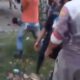 Foto tangkapan layar dari video pengeroyokan pelaku penusukan sopir truk sawit yang tewas di hakimi massa. (DETAIL/ist)