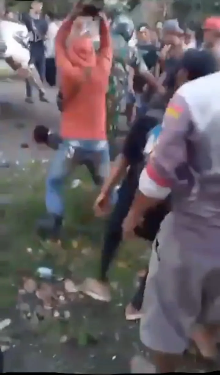Foto tangkapan layar dari video pengeroyokan pelaku penusukan sopir truk sawit yang tewas di hakimi massa. (DETAIL/ist)
