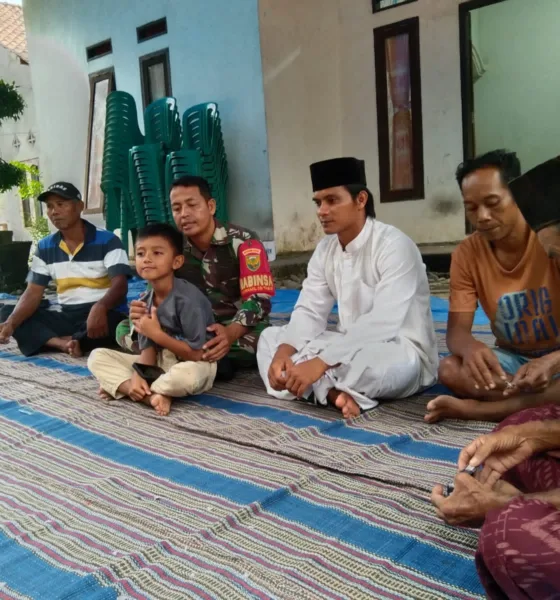 Babinsa Bungo Antoi Sertu Muklis, saat berada di rumah duka JP.(DETAIL/ist)