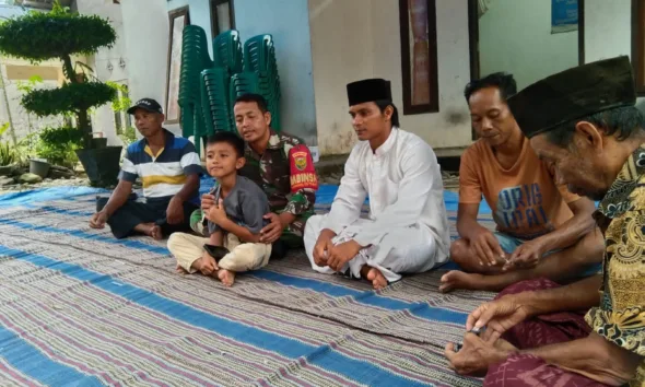 Babinsa Bungo Antoi Sertu Muklis, saat berada di rumah duka JP.(DETAIL/ist)