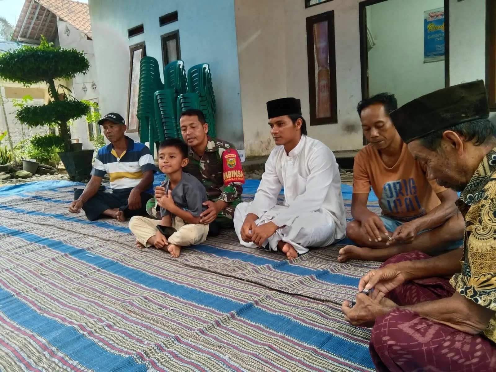 Babinsa Bungo Antoi Sertu Muklis, saat berada di rumah duka JP.(DETAIL/ist)