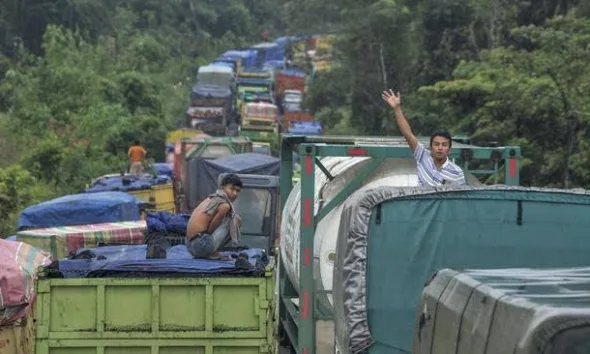 Truk batu bara bikin macet jalan umum di Provinsi Jambi pada rentang 2023 lalu. (ist)