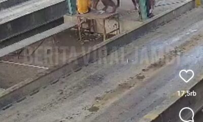 Tangkapan cctv pabrik, saat pelaku melakukan penikaman terhadap korban. (DETAIL/ist)