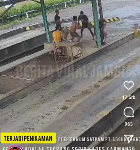 Tangkapan cctv pabrik, saat pelaku melakukan penikaman terhadap korban. (DETAIL/ist)