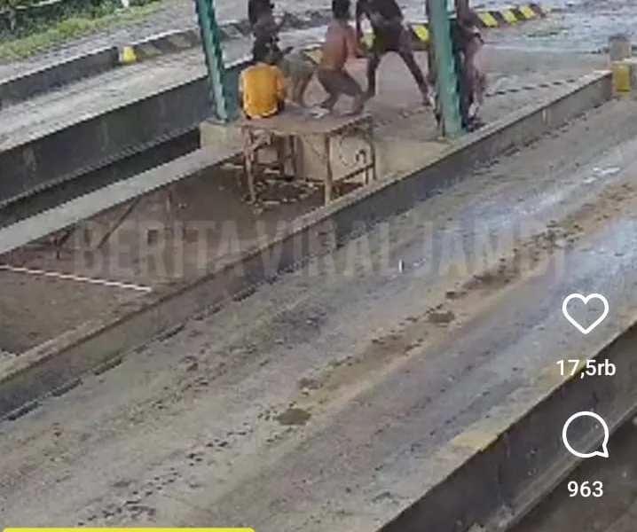 Tangkapan cctv pabrik, saat pelaku melakukan penikaman terhadap korban. (DETAIL/ist)