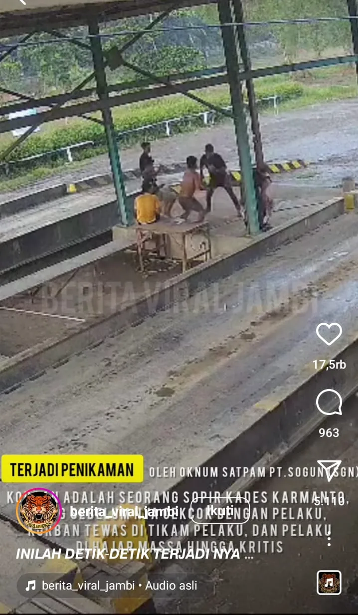 Tangkapan cctv pabrik, saat pelaku melakukan penikaman terhadap korban. (DETAIL/ist)