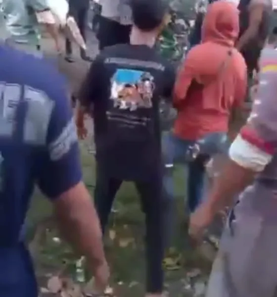 Massa saat menghakimi pelaku penusukan sopir truk sawit dihadang oleh polisi dan anggota Kodim Sarko. (DETAIL/ist)