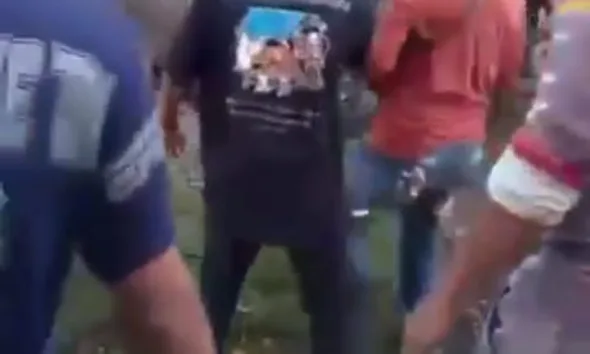 Massa saat menghakimi pelaku penusukan sopir truk sawit dihadang oleh polisi dan anggota Kodim Sarko. (DETAIL/ist)