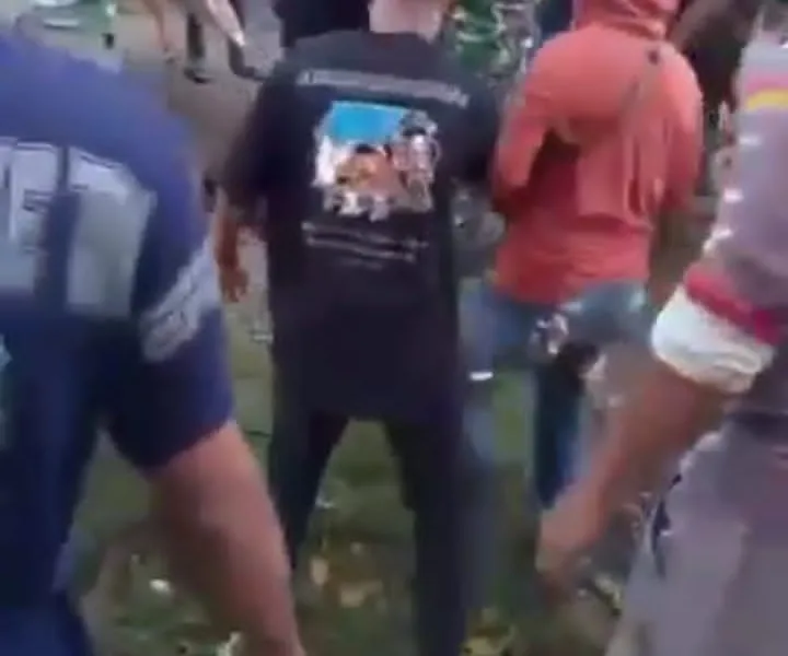 Massa saat menghakimi pelaku penusukan sopir truk sawit dihadang oleh polisi dan anggota Kodim Sarko. (DETAIL/ist)