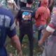 Massa saat menghakimi pelaku penusukan sopir truk sawit dihadang oleh polisi dan anggota Kodim Sarko. (DETAIL/ist)