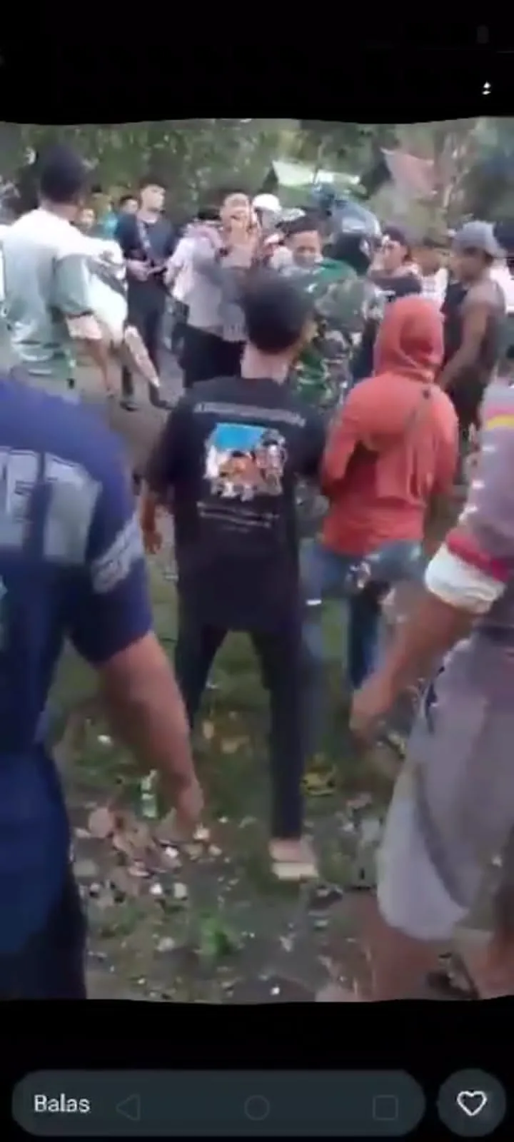 Massa saat menghakimi pelaku penusukan sopir truk sawit dihadang oleh polisi dan anggota Kodim Sarko. (DETAIL/ist)