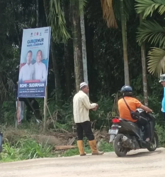 Oknum Lurah (baju biru) yang nekat pasang baliho RH. (ist)