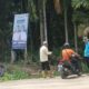 Oknum Lurah (baju biru) yang nekat pasang baliho RH. (ist)