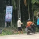 Oknum Lurah (baju biru) yang nekat pasang baliho RH. (ist)
