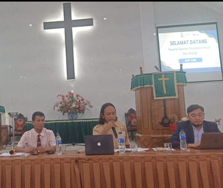 Robinson, Abdullah, dan Richad dalam Seminar Ekologi HKBP Jambi. (ist)