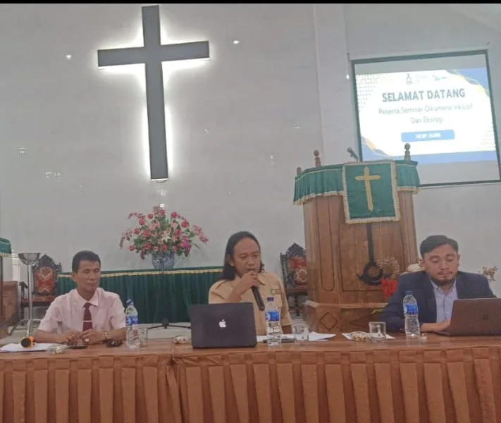 Robinson, Abdullah, dan Richad dalam Seminar Ekologi HKBP Jambi. (ist)
