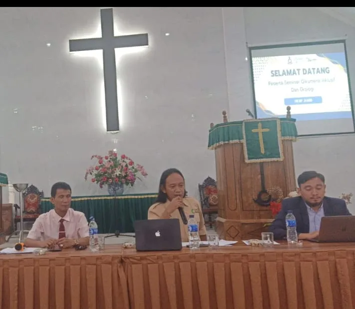 Robinson, Abdullah, dan Richad dalam Seminar Ekologi HKBP Jambi. (ist)