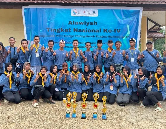 Siswa SMA N 12 Merangin usai menerima trofi pada kegiatan Alawiyah tingkat Nasional ke-4 UIN STS Jambi. (DETAIL/ist)