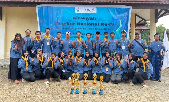 Siswa SMA N 12 Merangin usai menerima trofi pada kegiatan Alawiyah tingkat Nasional ke-4 UIN STS Jambi. (DETAIL/ist)