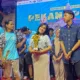 Dewi Mora Manalu saat menerima piala pada pekan pesona budaya. (DETAIL/ist)
