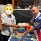 Korban Hendi Tekun saat menerima uang dari Epi dan diduga uang ratusan juta tersebut dari mantan Pj Bupati Merangin, Mukti Said. (DETAIL/ist)