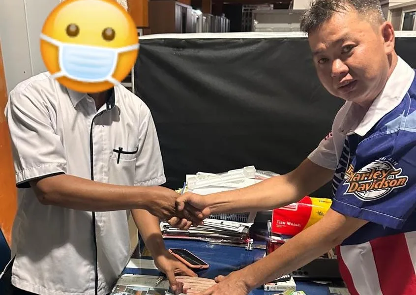 Korban Hendi Tekun saat menerima uang dari Epi dan diduga uang ratusan juta tersebut dari mantan Pj Bupati Merangin, Mukti Said. (DETAIL/ist)